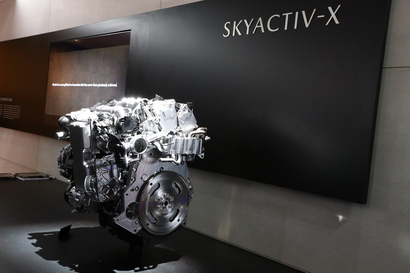 SPCCI（火花点火制御圧縮着火）を採用したガソリンエンジンのSKYACTIV-X。ガソリンエンジンとディーゼルエンジンの特徴を併せ持っていて、次世代商品群での採用が予定されている