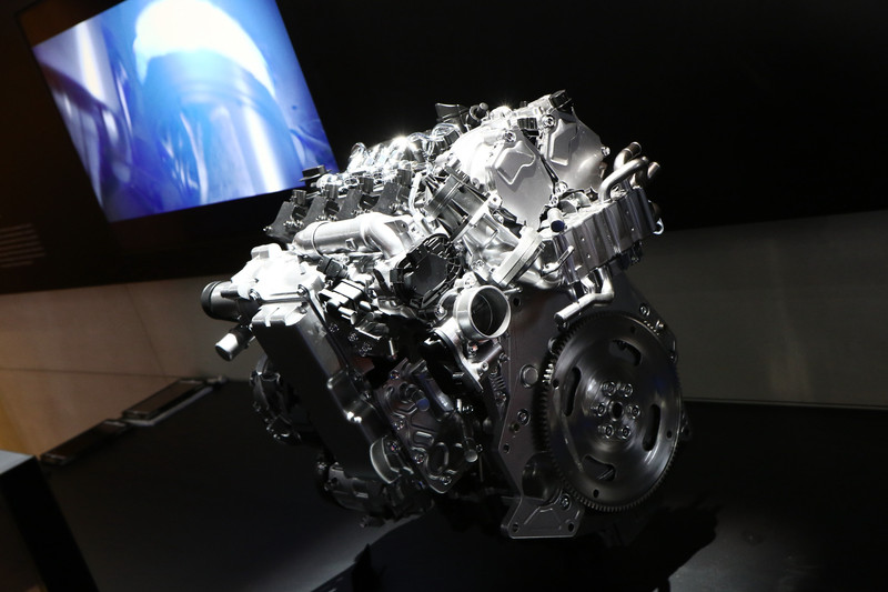 SPCCI（火花点火制御圧縮着火）を採用したガソリンエンジンのSKYACTIV-X。ガソリンエンジンとディーゼルエンジンの特徴を併せ持っていて、次世代商品群での採用が予定されている