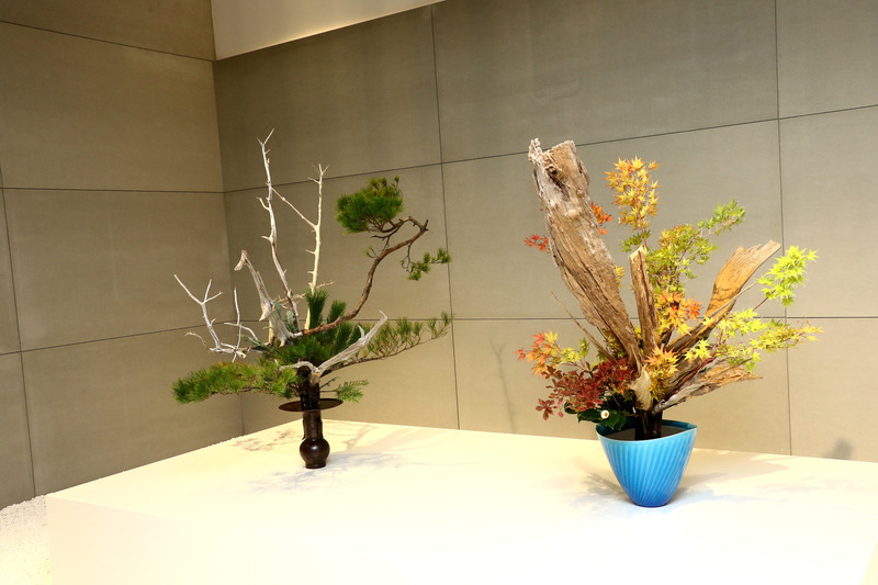 昨今の魂動デザインは、日本の古来から続く美しさを積極的に取り入れようとしている。その1つが生け花で、マツダブースの応接スペースに繋がる入り口には、VISIONモデルとコンセプトモデルをイメージして生けられた「池坊の立花」が飾られている