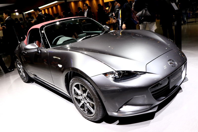 ダークチェリー色のソフトトップを装備したロードスターの特別仕様車がRED TOPになる。内装もオーバーン（赤褐色）でコーディネートされる