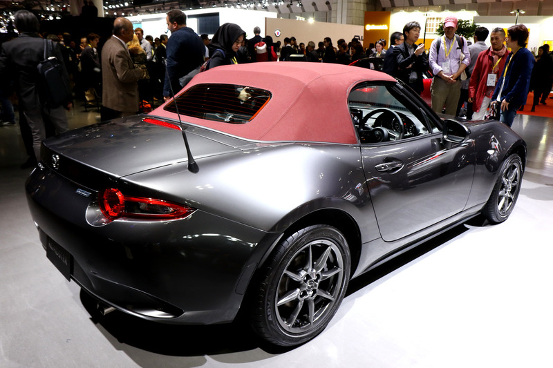 ダークチェリー色のソフトトップを装備したロードスターの特別仕様車がRED TOPになる。内装もオーバーン（赤褐色）でコーディネートされる