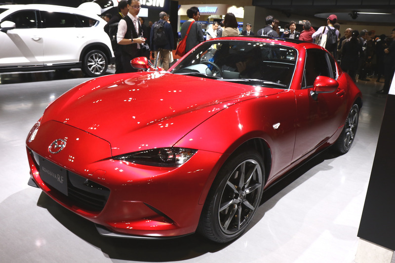 ロードスター RFの改良モデルも展示。カラーは最新色になるソウルレッドメタリック。また、ツートーンルーフの設定を拡大したことも特徴の1つ