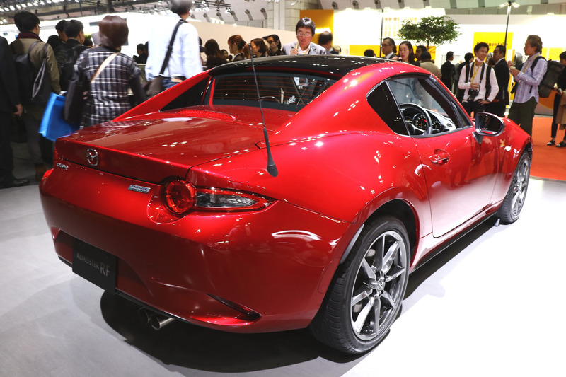 ロードスター RFの改良モデルも展示。カラーは最新色になるソウルレッドメタリック。また、ツートーンルーフの設定を拡大したことも特徴の1つ