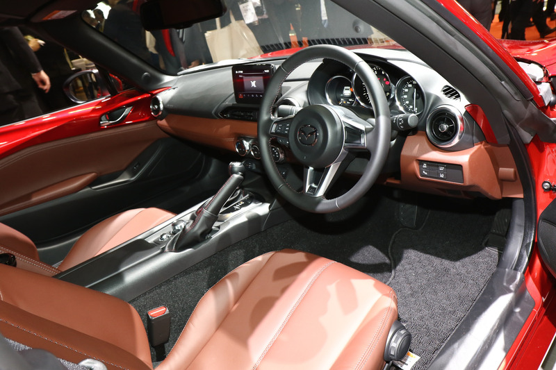 ロードスター RFの改良モデルも展示。カラーは最新色になるソウルレッドメタリック。また、ツートーンルーフの設定を拡大したことも特徴の1つ
