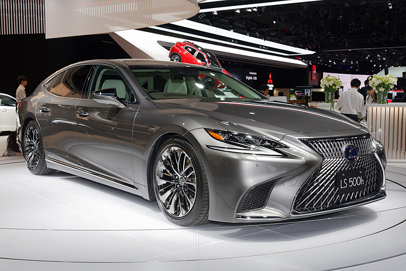 ターンテーブルに置かれた新型「LS500h」