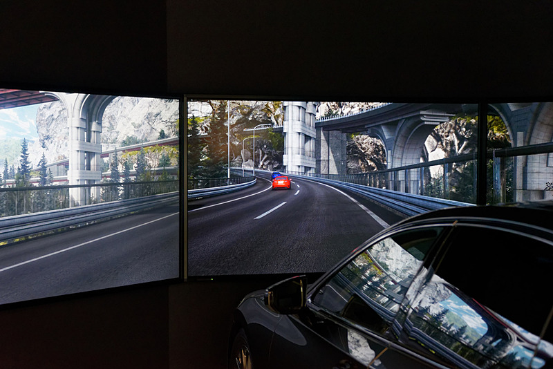 3つの大画面に映し出されるリアルな3D CG。「LEXUS SAFETY SYSTEM A＋」の挙動を確かめることができる