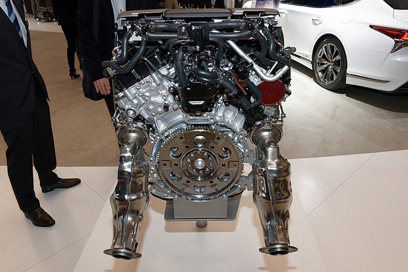 LS500のターボエンジンのカットモデルが見られる