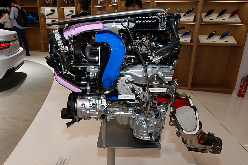 LS500のターボエンジンのカットモデルが見られる