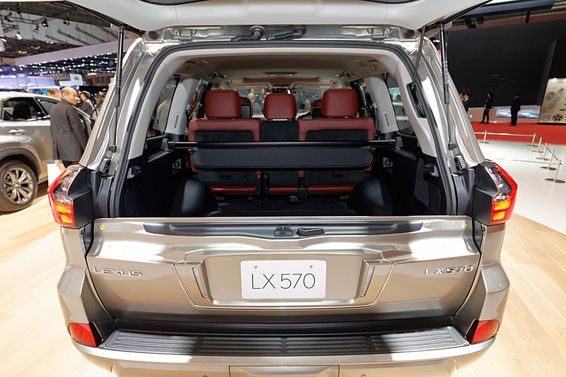 ラゲッジスペースは後部ドアが上下に分かれる。持ち上げにくい物は下部も倒すことで楽に載せられる