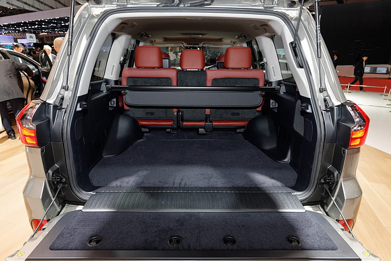 ラゲッジスペースは後部ドアが上下に分かれる。持ち上げにくい物は下部も倒すことで楽に載せられる