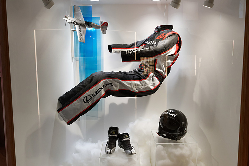 入ってすぐのところにあるエアレース 室屋義秀選手のギア。これから使用することになる最新デザインのスーツだという