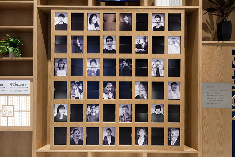 フリップ時計のように、レクサスがコラボするデザイナーやクリエイターらの写真やパッチ模様などに変わっていく仕掛け