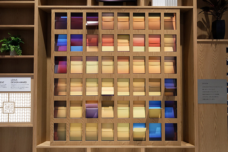 フリップ時計のように、レクサスがコラボするデザイナーやクリエイターらの写真やパッチ模様などに変わっていく仕掛け