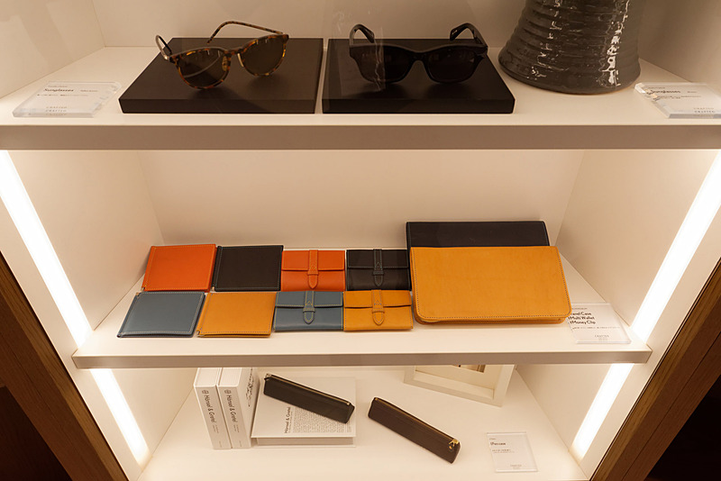 レクサスのシートに使われているレザーを用いたペンケースなども