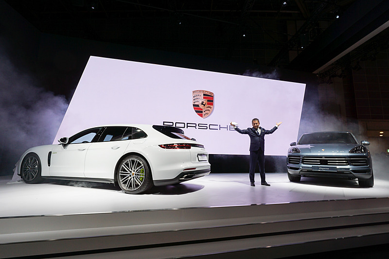 新型「カイエン」と「パナメーラ スポーツツーリスモ」をアンベールするポルシェジャパン株式会社 代表取締役 七五三木（しめぎ）敏幸社長