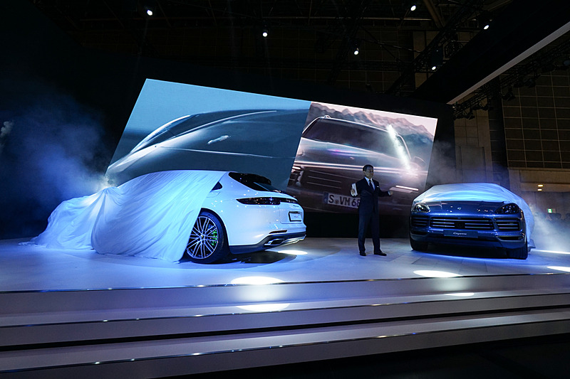 新型「カイエン」と「パナメーラ スポーツツーリスモ」をアンベールする