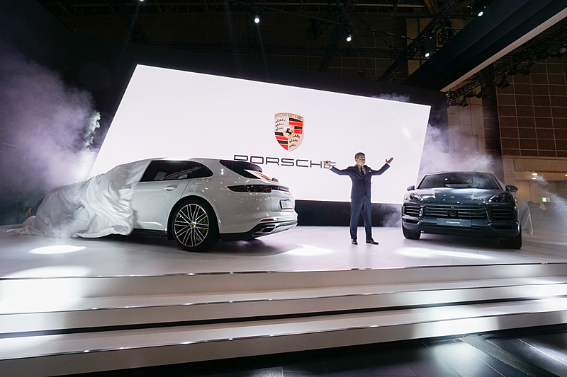 新型「カイエン」と「パナメーラ スポーツツーリスモ」をアンベールする