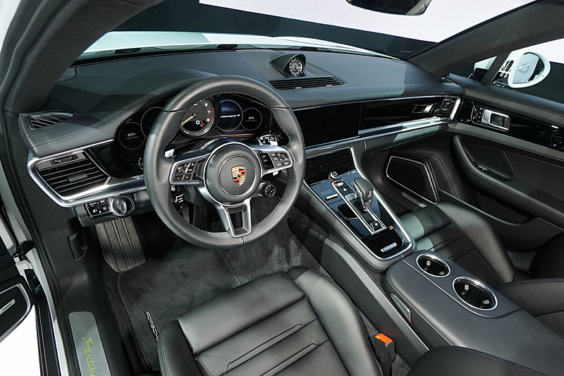 「パナメーラ4 スポーツツーリスモ」運転席まわり