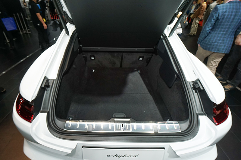 ラゲッジドアが大きく開くが、この開きは調整可能