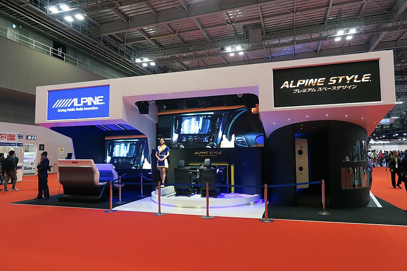 東7ホール E7101のメイン通路側にあるアルパインの展示ブース