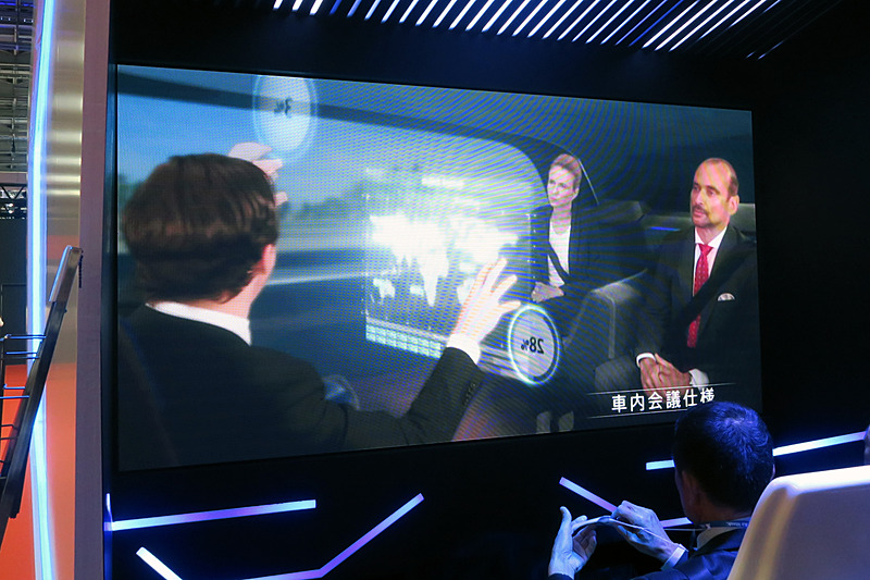 「Alpine UX theater 2030年シームレスHMIの世界」では、自動運転時代のHMIのあり方を大型ディスプレイで紹介
