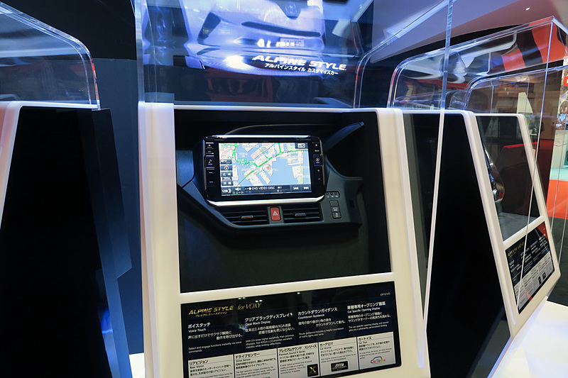 BIG Xシリーズのヴォクシー専用モデルである「ALIPINE STYLE for VOXY」。11型の液晶モニターを備えるほか、音声操作にも対応