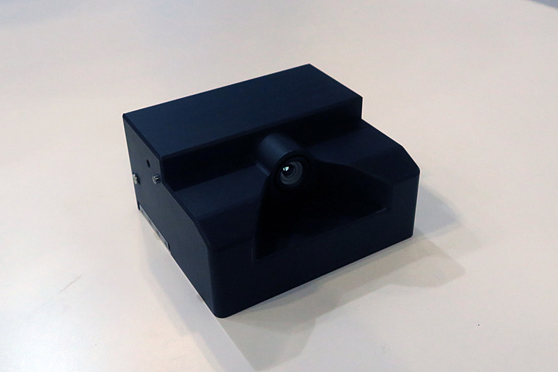 参考展示されていた「カラーナイトビジョンカメラ」。可視光のカラー映像と近赤外線映像を独自の画像処理装置で合成することで、夜間でもカラーで前方の状況を把握することを可能にした。ロービームでもハイビーム相当の対象物検知を実現するという