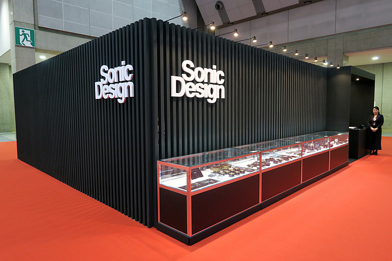 東3ホール E3402にあるソニックデザインのブースでは、ショーケース内に各種スピーカーを展示する