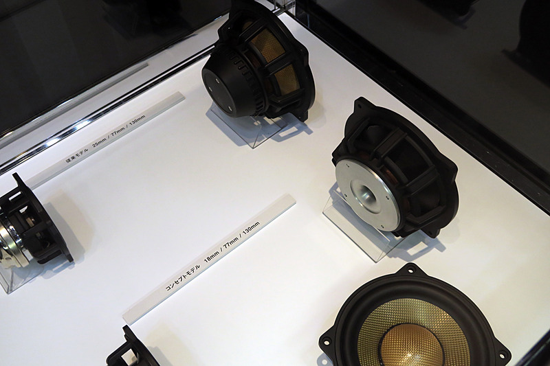 従来モデルと比較すると、コンセプトモデルは大幅な薄型化が図られていることが分かる