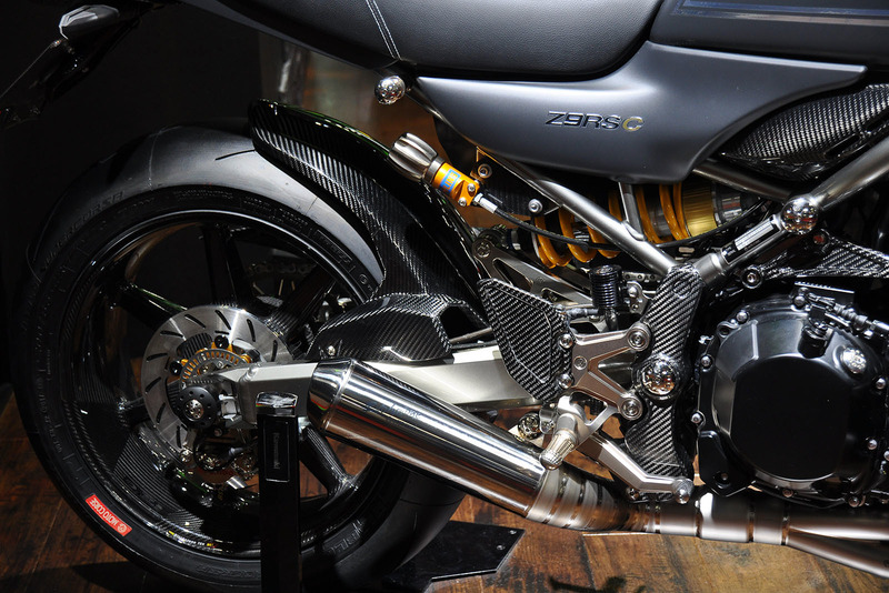 チタンエキゾーストやカーボンパーツでドレスアップ