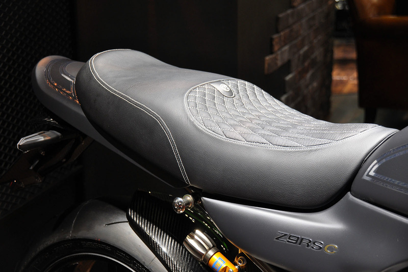 チタンエキゾーストやカーボンパーツでドレスアップ