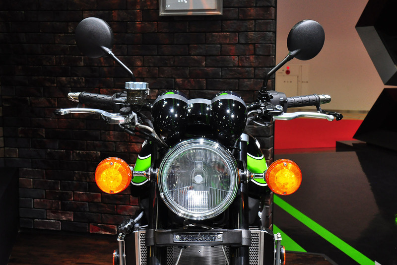 ヘッドライトをハロゲン風に、ウィンカーを大型のものに、サイレンサーを4本出しとするなどオールドルックを追求