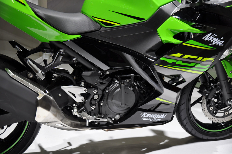 エンジンは水冷4ストローク並列2気筒DOHC4バルブのまま排気量は399cm<sup>3</sup>に拡大。最高出力はNinja 250の28.5kWに対して33.4kWにアップ。車両重量はNinja 250が167kg、400はわずか1kgアップの168kg