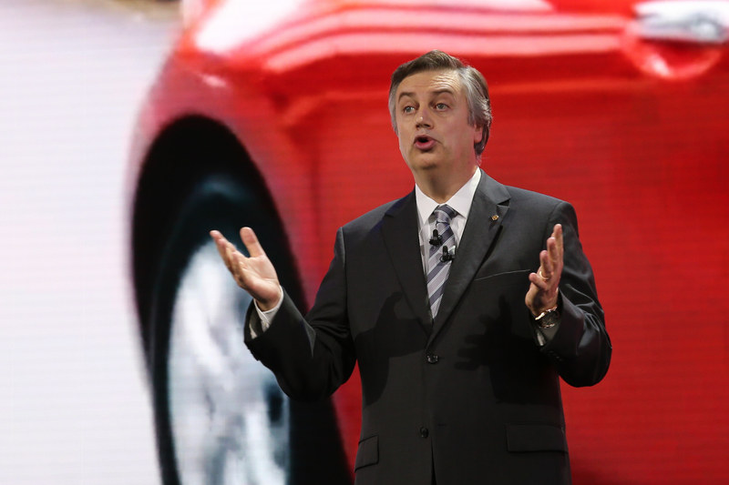 リーフやセレナの販売が好調であることを報告するスキラッチ氏