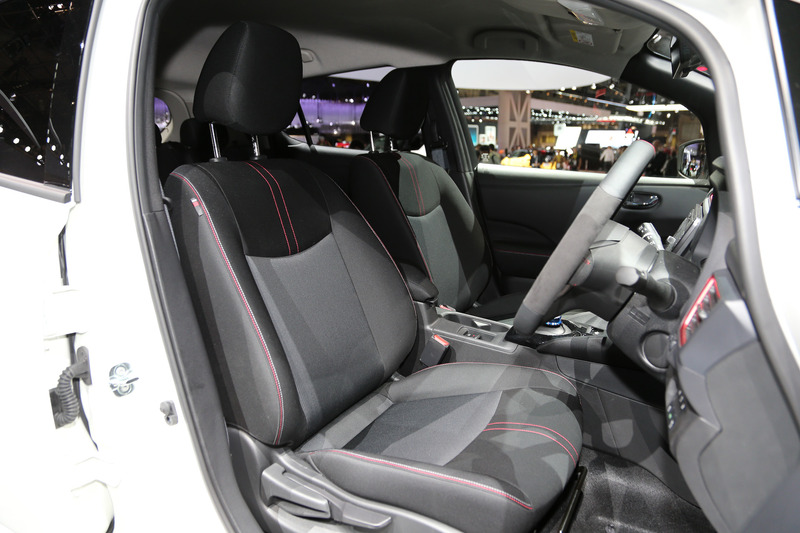 空力性能と性能を向上させたというリーフ NISMOの内外装。随所に赤色の加飾が入るデザインを採用する