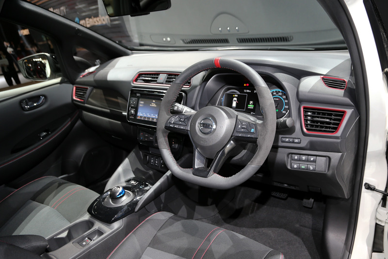 空力性能と性能を向上させたというリーフ NISMOの内外装。随所に赤色の加飾が入るデザインを採用する