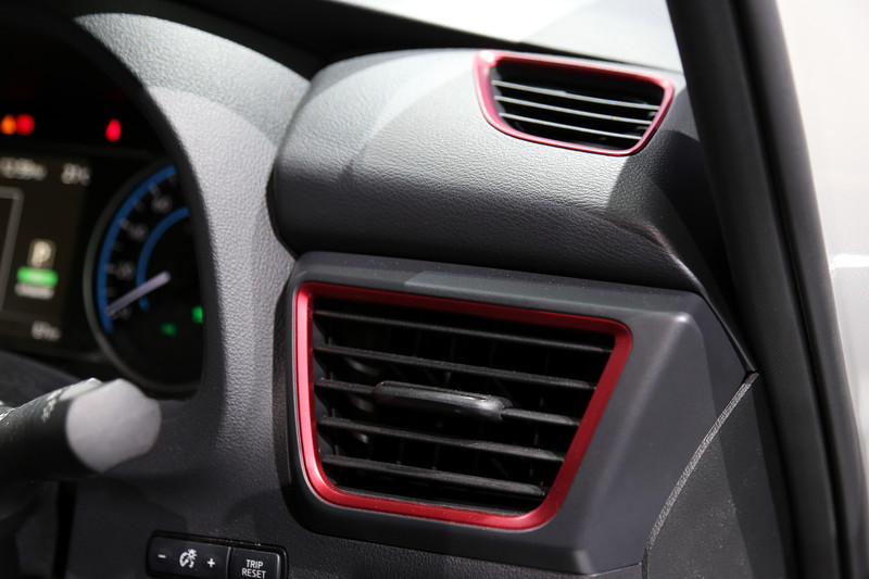 空力性能と性能を向上させたというリーフ NISMOの内外装。随所に赤色の加飾が入るデザインを採用する