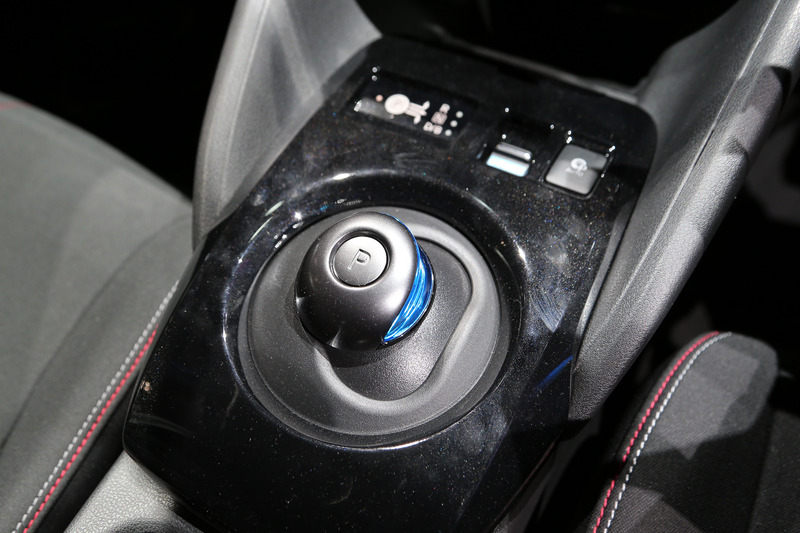 空力性能と性能を向上させたというリーフ NISMOの内外装。随所に赤色の加飾が入るデザインを採用する