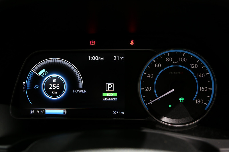 空力性能と性能を向上させたというリーフ NISMOの内外装。随所に赤色の加飾が入るデザインを採用する
