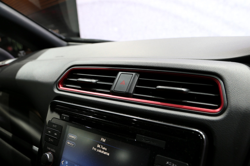 空力性能と性能を向上させたというリーフ NISMOの内外装。随所に赤色の加飾が入るデザインを採用する