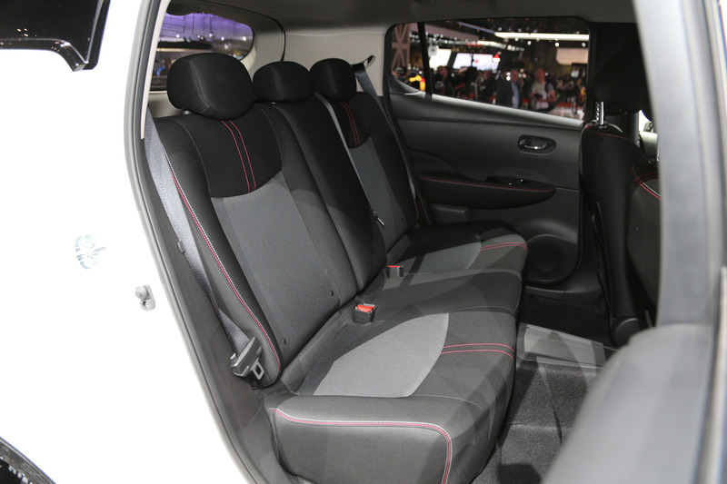 空力性能と性能を向上させたというリーフ NISMOの内外装。随所に赤色の加飾が入るデザインを採用する