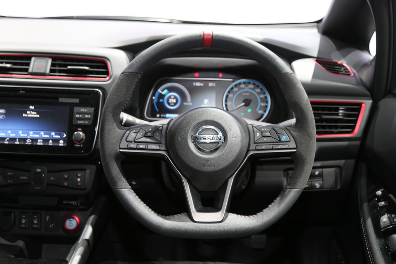 空力性能と性能を向上させたというリーフ NISMOの内外装。随所に赤色の加飾が入るデザインを採用する