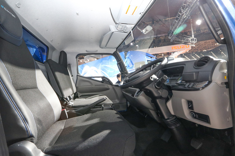 eCanterの運転席。通常のディーゼル車との違いといえば、電源がプッシュスタート式となっているほか、タッチパネル式の操作画面があること