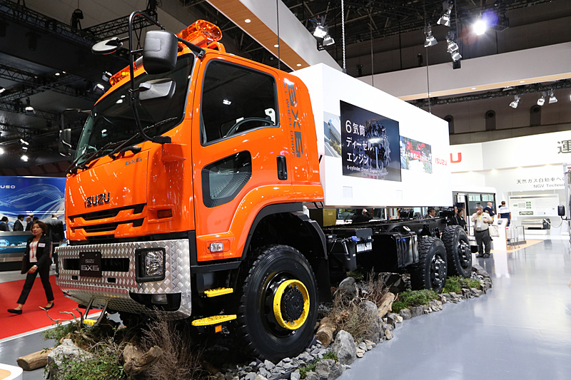 高い走破性を持つ6輪駆動車「ISUZU 6×6」