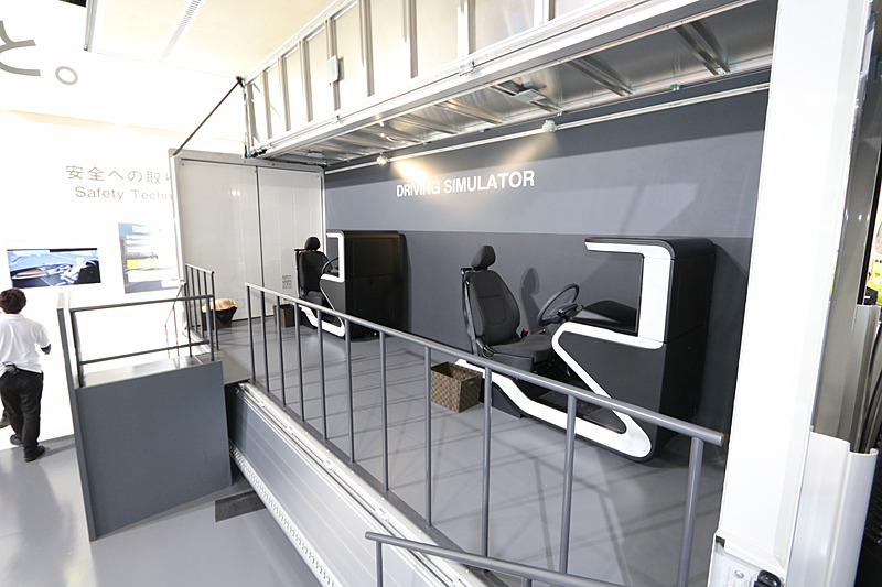 フォワードの荷台ではドライビングシミュレーターを設置