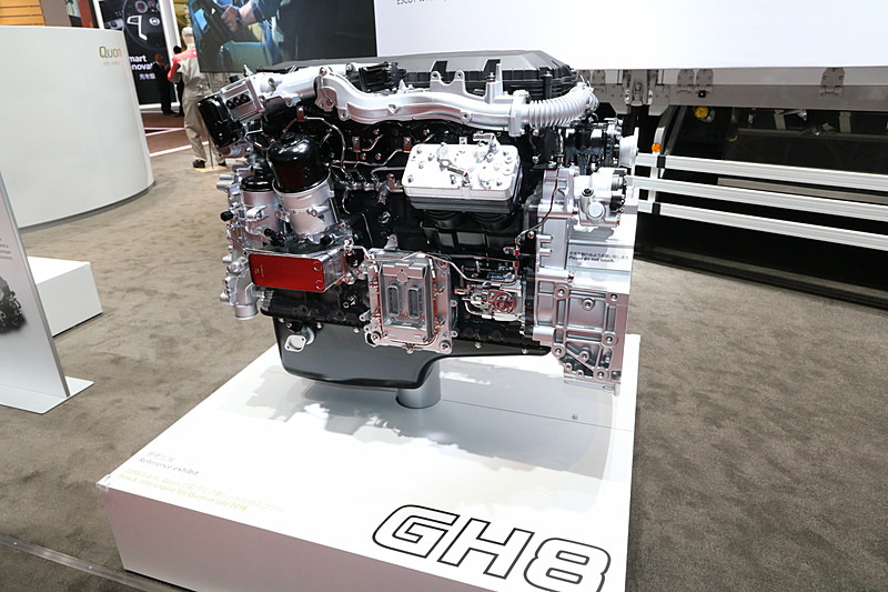 搭載予定というダウンサイジングの8リッターエンジンである「GH8」型も参考出品された
