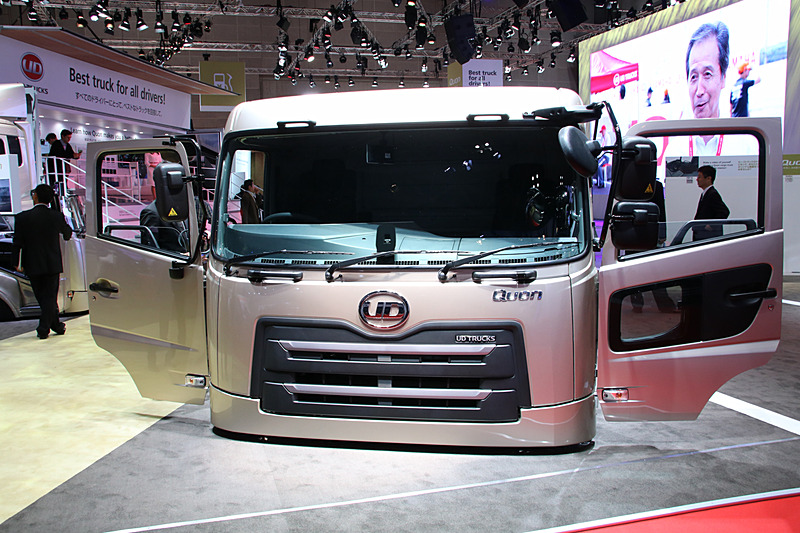 クオンの運転席を体験するカットボディ。低くなっているので乗り降りしやすい