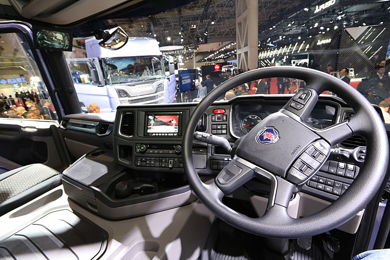 室内は中央の出っ張りが小さいため、左右の圧迫感もない