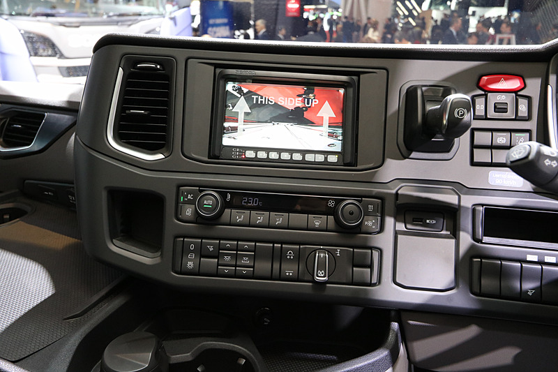 室内は中央の出っ張りが小さいため、左右の圧迫感もない