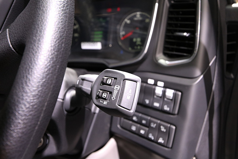 右側にシフトレバーがあり、ウインカーは左側